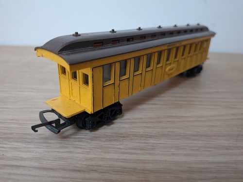 Triang r448 smoking car yellow - triang,
