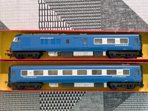Triang dummy car and pullman - car,